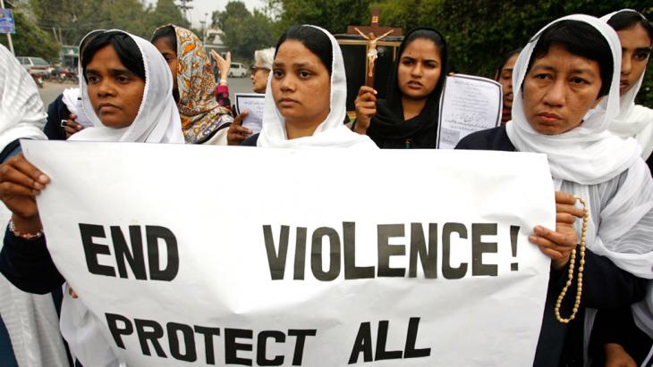 1christian-women-protest-after-suicide-attack-on-church-lahore-15-mar-15-reuters-mani-rana